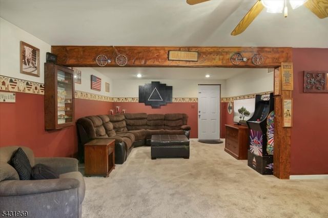 10 Hemlock Pl, Ringwood Boro, NJ 07456