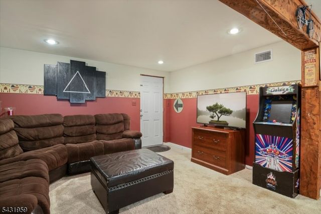 10 Hemlock Pl, Ringwood Boro, NJ 07456