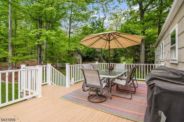 10 Hemlock Pl, Ringwood Boro, NJ 07456