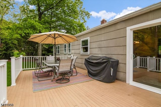 10 Hemlock Pl, Ringwood Boro, NJ 07456