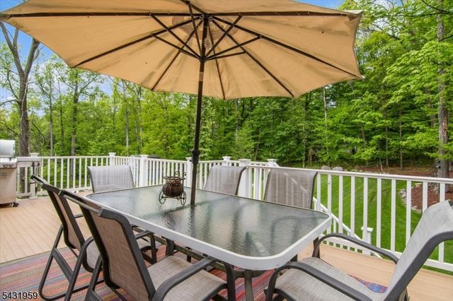 10 Hemlock Pl, Ringwood Boro, NJ 07456