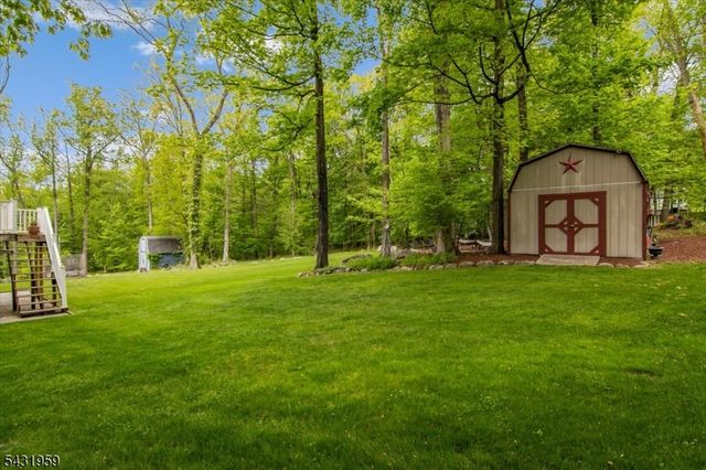 10 Hemlock Pl, Ringwood Boro, NJ 07456