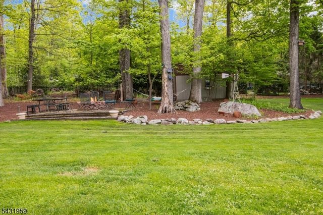 10 Hemlock Pl, Ringwood Boro, NJ 07456