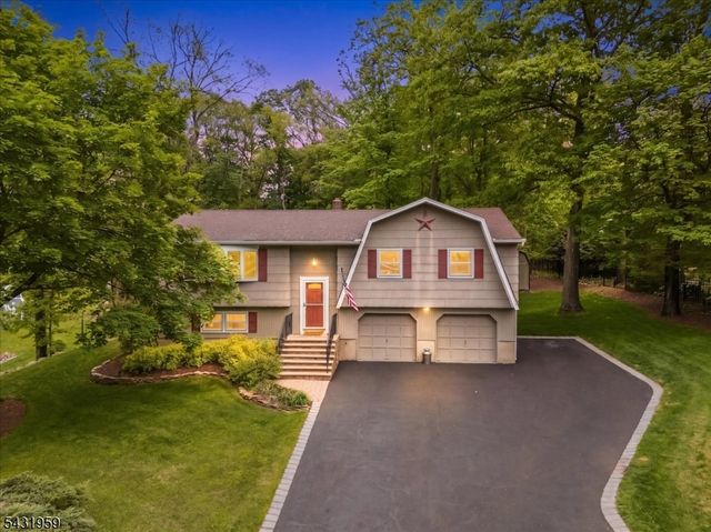10 Hemlock Pl, Ringwood Boro, NJ 07456