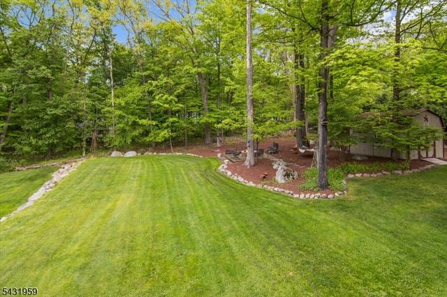 10 Hemlock Pl, Ringwood Boro, NJ 07456