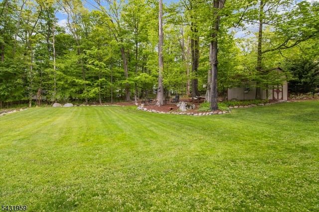 10 Hemlock Pl, Ringwood Boro, NJ 07456