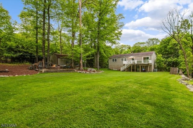 10 Hemlock Pl, Ringwood Boro, NJ 07456