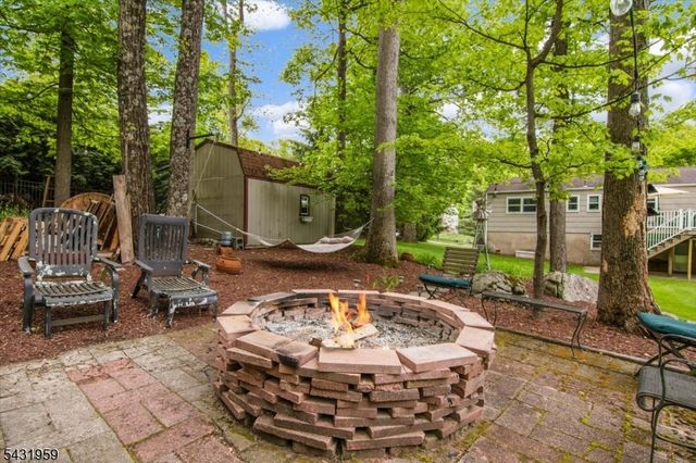10 Hemlock Pl, Ringwood Boro, NJ 07456