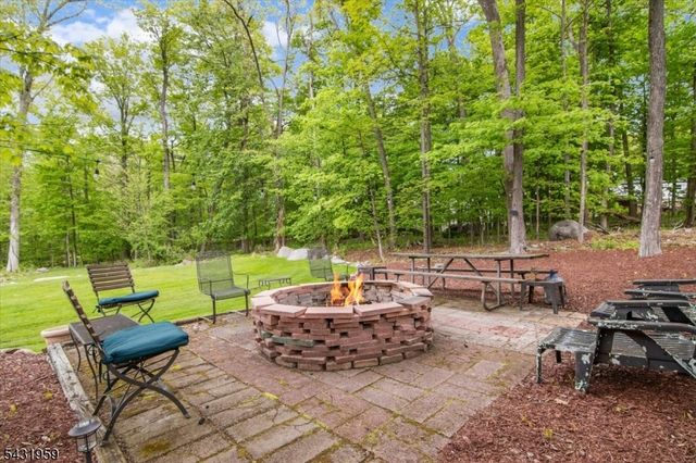 10 Hemlock Pl, Ringwood Boro, NJ 07456