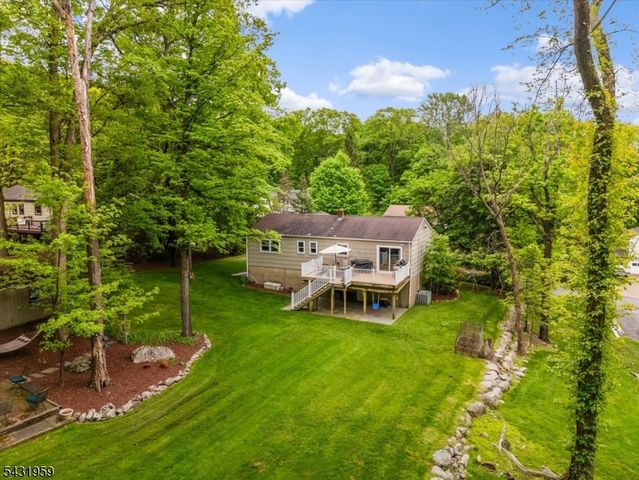 10 Hemlock Pl, Ringwood Boro, NJ 07456