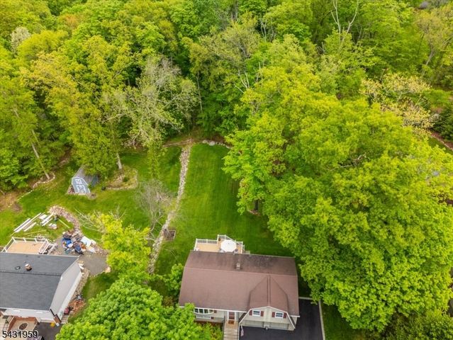10 Hemlock Pl, Ringwood Boro, NJ 07456