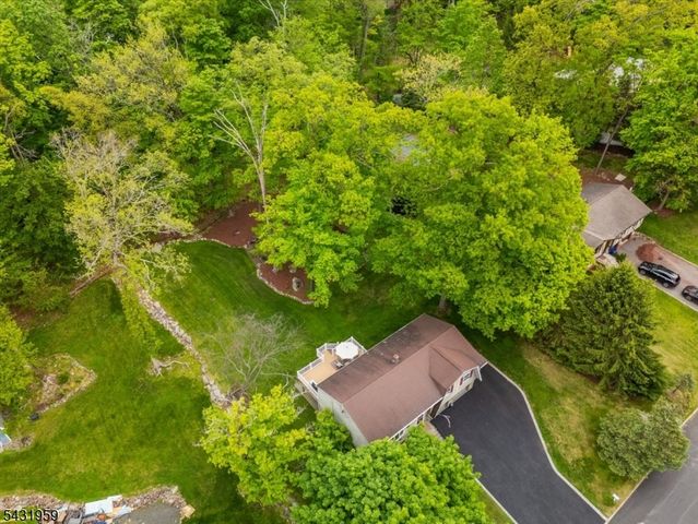 10 Hemlock Pl, Ringwood Boro, NJ 07456