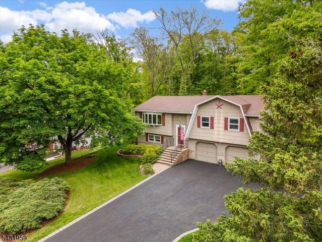 10 Hemlock Pl, Ringwood Boro, NJ 07456
