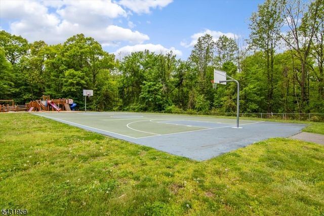 10 Hemlock Pl, Ringwood Boro, NJ 07456