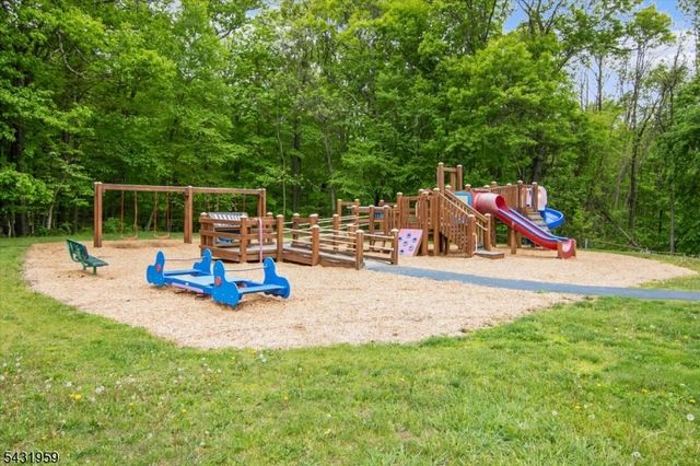 10 Hemlock Pl, Ringwood Boro, NJ 07456