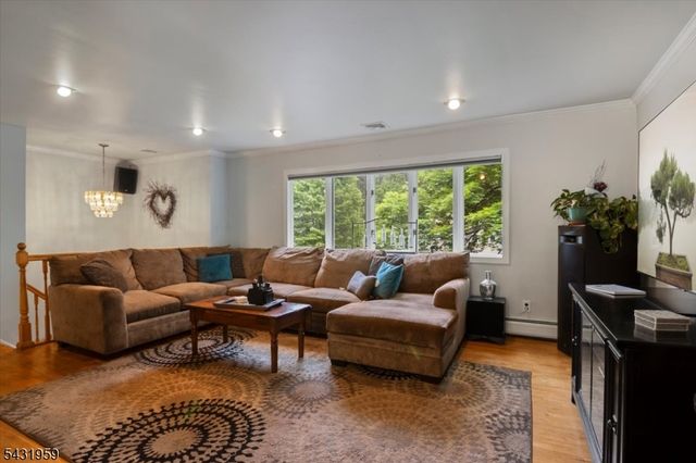 10 Hemlock Pl, Ringwood Boro, NJ 07456