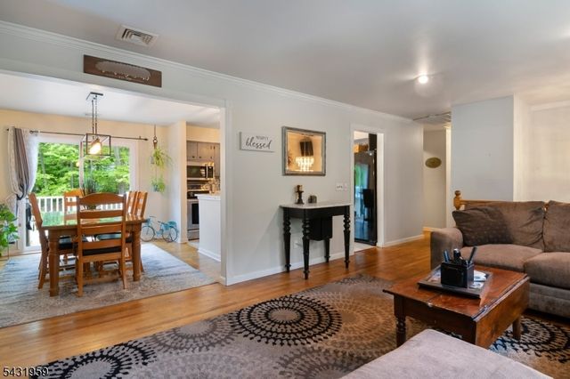 10 Hemlock Pl, Ringwood Boro, NJ 07456