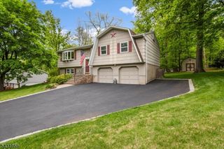 10 Hemlock Pl, Ringwood Boro, NJ 07456