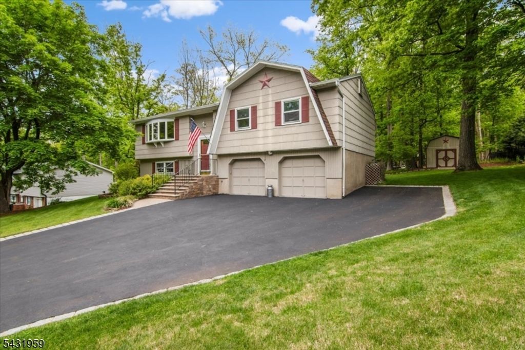 10 Hemlock Pl, Ringwood Boro, NJ 07456