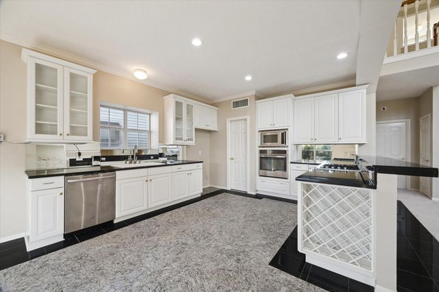 422 Bay Colony Drive, La Porte, TX 77571