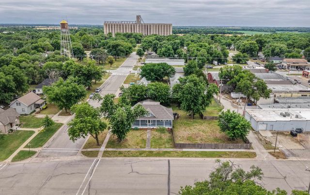 423 N Main St, Belle Plaine, KS 67013