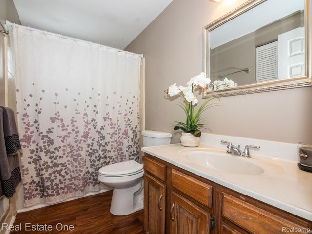 1323 LAUREL VALLEY Drive, Waterford Charter Township, MI 48327