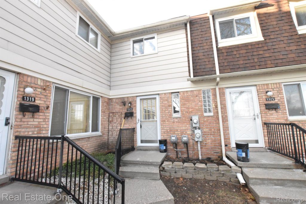 1323 LAUREL VALLEY Drive, Waterford Charter Township, MI 48327