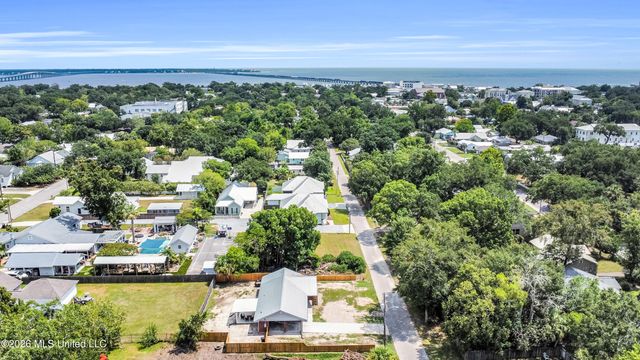337 Saint George Street, Bay Saint Louis, MS 39520