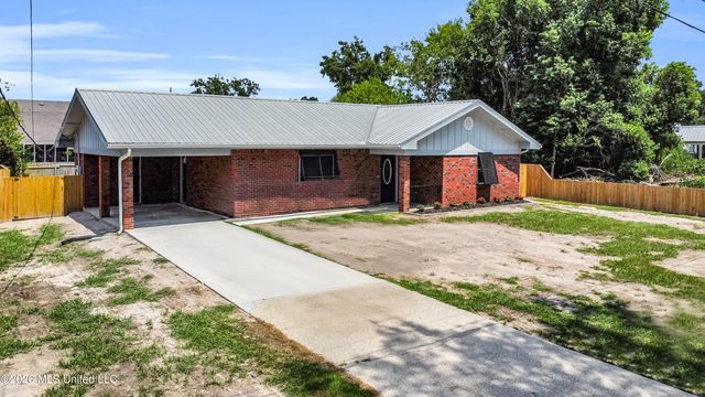 337 Saint George Street, Bay Saint Louis, MS 39520