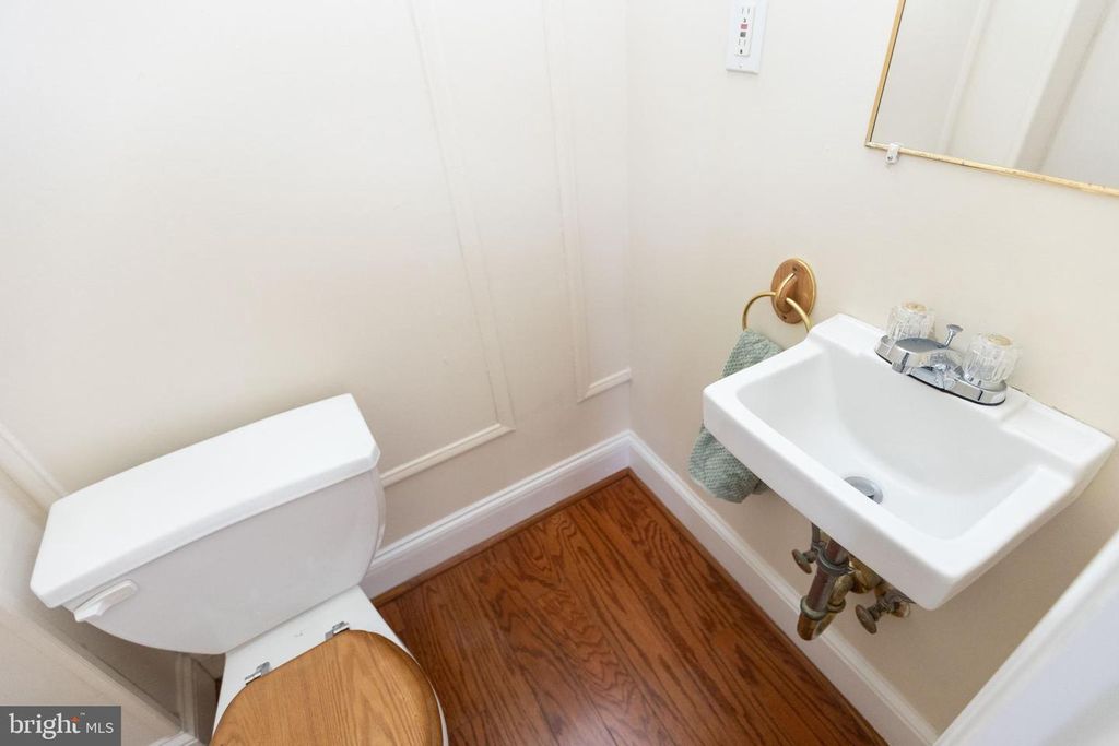 Image 14 of property listing at 3633 ELKADER RD, Baltimore, MD 21218