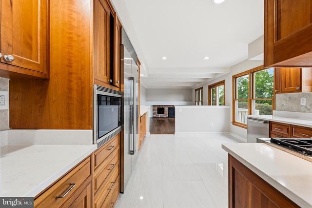 10 DELLCASTLE CT, Gaithersburg, MD 20886