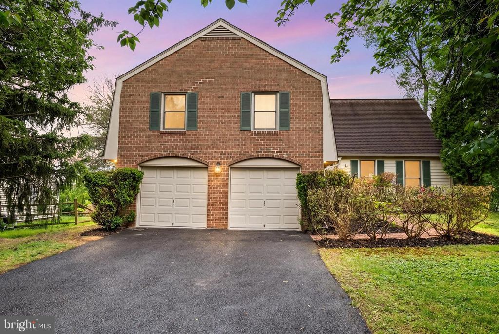 Image 1 of property listing at 10 DELLCASTLE CT, Gaithersburg, MD 20886
