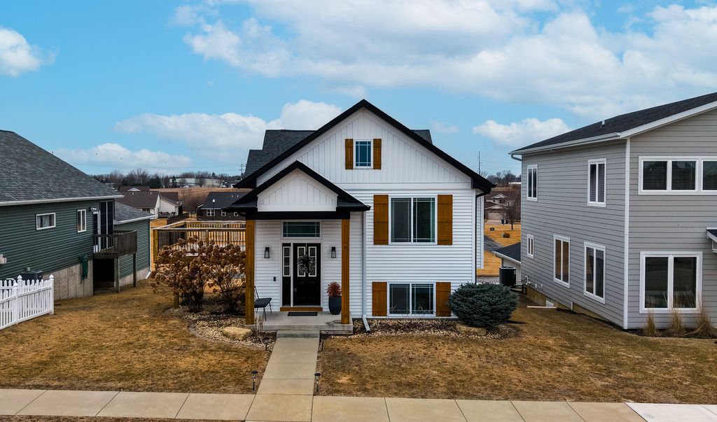 6130 Mississippi Avenue, Davenport, IA 52807