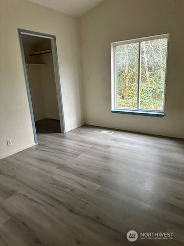 210 Pilgrim Road, Castle Rock, WA 98611