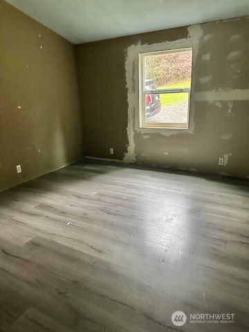 210 Pilgrim Road, Castle Rock, WA 98611