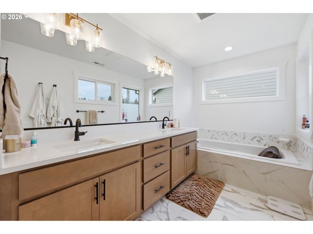 14252 HILLOCK Ln, Oregon City, OR 97045