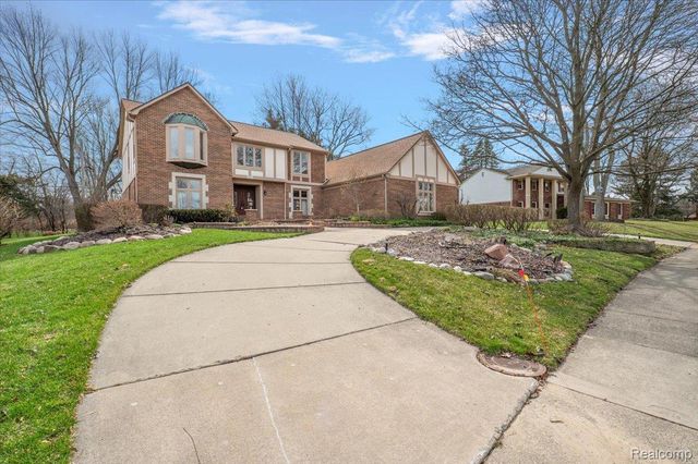2291 Red Maple Drive, Troy, MI 48098