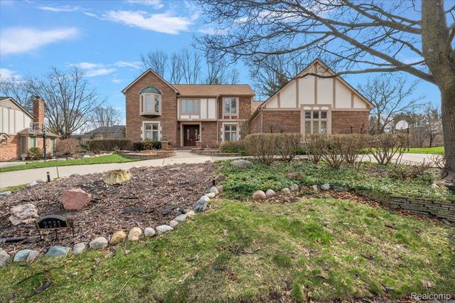 2291 Red Maple Drive, Troy, MI 48098