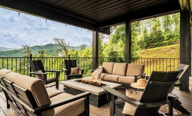 829 Wiley Oakley Drive, Gatlinburg, TN 37738