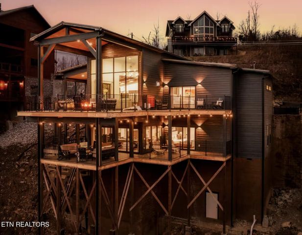 829 Wiley Oakley Drive, Gatlinburg, TN 37738