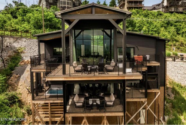 829 Wiley Oakley Drive, Gatlinburg, TN 37738
