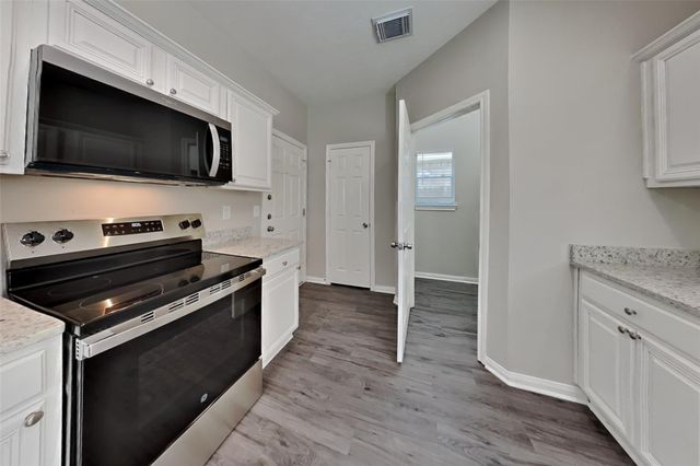 823 Portsmouth Drive, Pearland, TX 77584