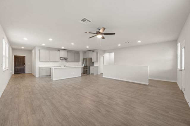 601 Platinum LN, Liberty Hill, TX 78642