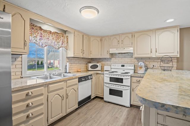 78 2nd Island Road, Webster, MA 01570