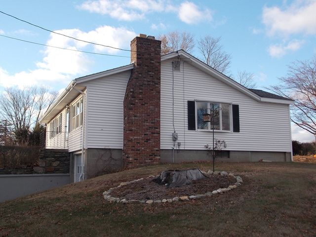 78 2nd Island Road, Webster, MA 01570