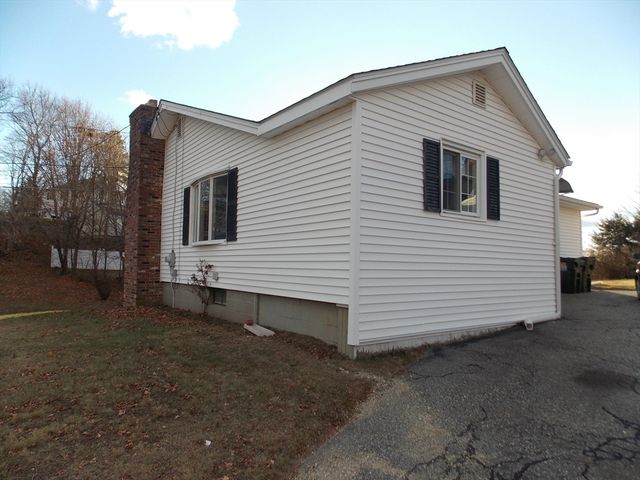 78 2nd Island Road, Webster, MA 01570