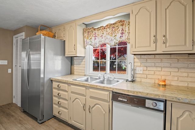 78 2nd Island Road, Webster, MA 01570