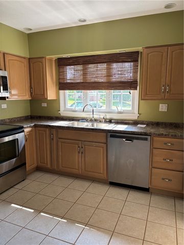 38 Hillcrest Ln, Uniontown, PA 15401
