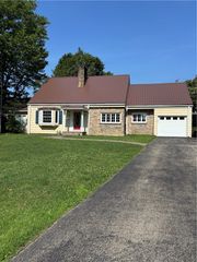 38 Hillcrest Ln, Uniontown, PA 15401