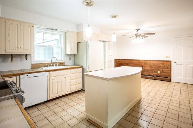 1 Holly Hill Ave, Westport, MA 02790